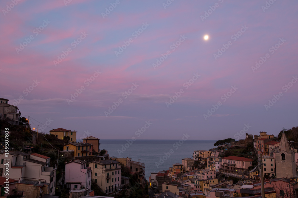 チンクエテッレ～険しいリグーリア海岸の5つの村（イタリア・リグーリア州）　夜明けのリオマッジョーレ