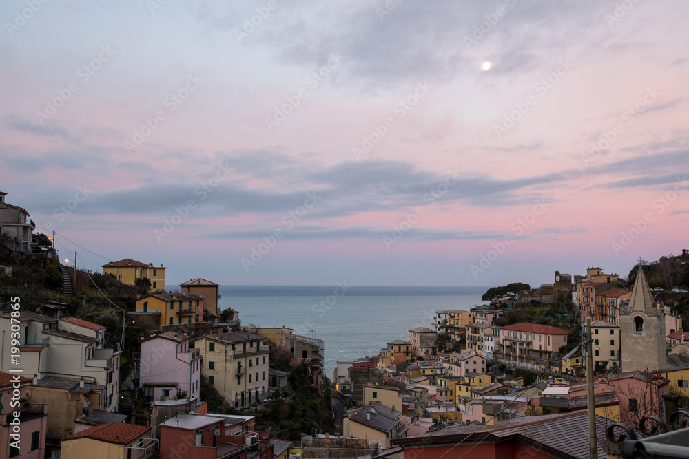 チンクエテッレ～険しいリグーリア海岸の5つの村（イタリア・リグーリア州）　夜明けのリオマッジョーレ