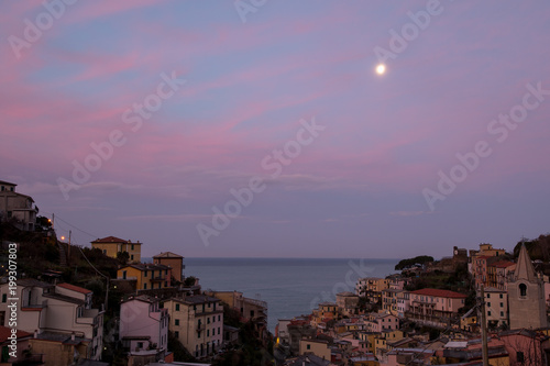 チンクエテッレ～険しいリグーリア海岸の5つの村（イタリア・リグーリア州） 夜明けのリオマッジョーレ