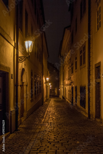 Nächtliche Gasse auf der Prager Kleinseite