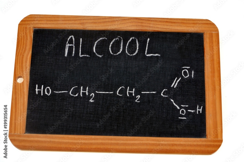 Formule chimique de l'alcool écrite sur une ardoise Formule chimique de l'alcool écrite sur une ardoise