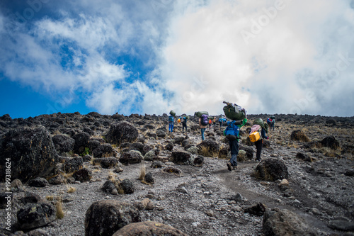 荷を担ぐポーター