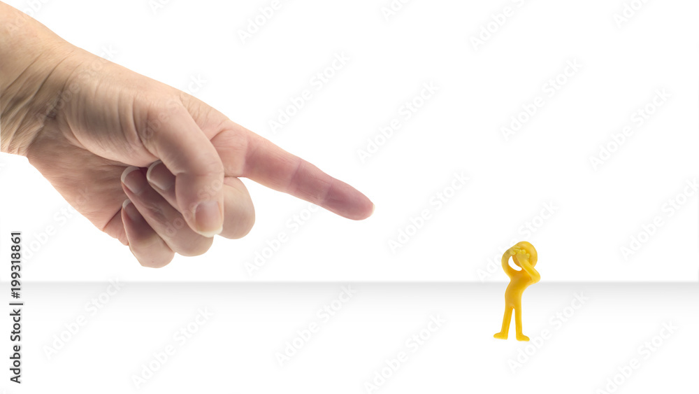 Jemand zeigt mit dem Zeigefinger auf ein kleines Männchen Stock-Foto