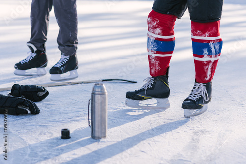 hockey players drink tea before the game