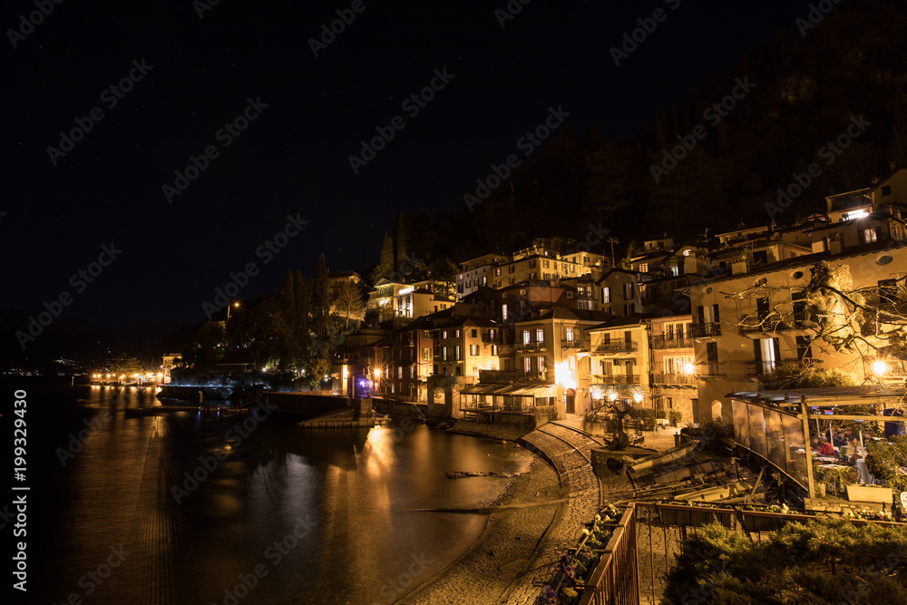paesaggio notturno di Varenna, sul lago di Como