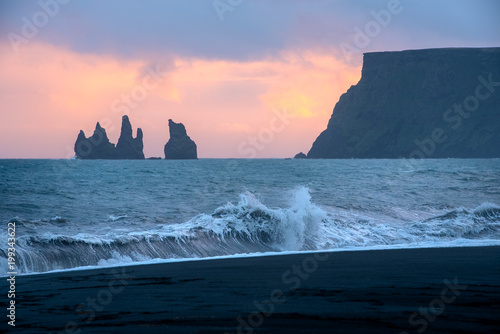 Sonnenuntergang - roter Himmel - Felsen - blaue Meeresbrandung - schwarzer Lavastrand