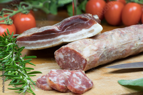 Salame e pancetta di maiale