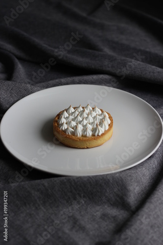 Tart with lemon kyrd