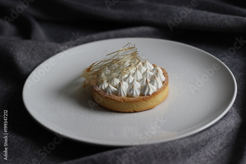 Tart with lemon kyrd