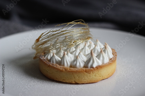 Tart with lemon kyrd
