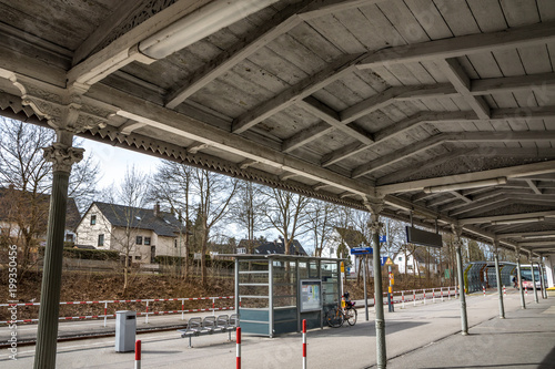Bahnsteig mit Überdachung, Bahnhof Friedberg, Bayern