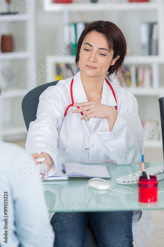 Obraz na płótnie medical doctor woman giving medication