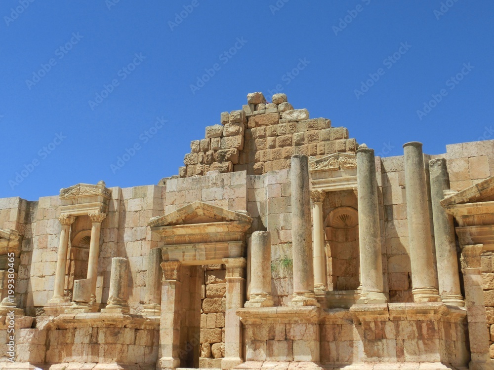 THE ANCIENT ROMAN RUINS OF JERASH, JORDAN THE ANCIENT ROMAN RUINS OF JERASH, JORDAN