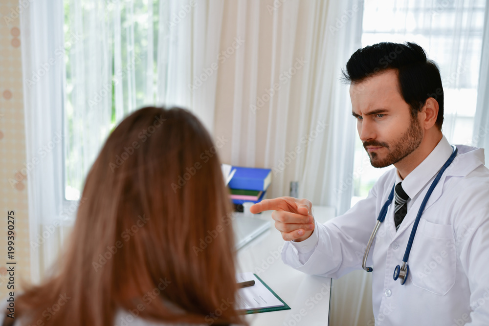 Obraz premium Terrible medical concept. Patients stressful in the doctor's diagnosis. Patients are concerned about medical treatment. The doctor's treatment makes the patient afraid.