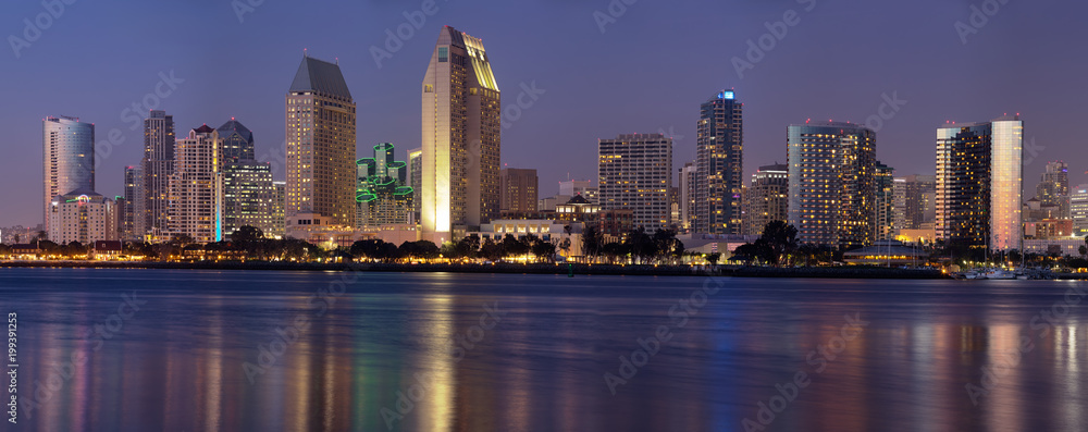 Naklejka premium Śródmieście panoramy miasta San Diego, Kalifornia, USA o świcie