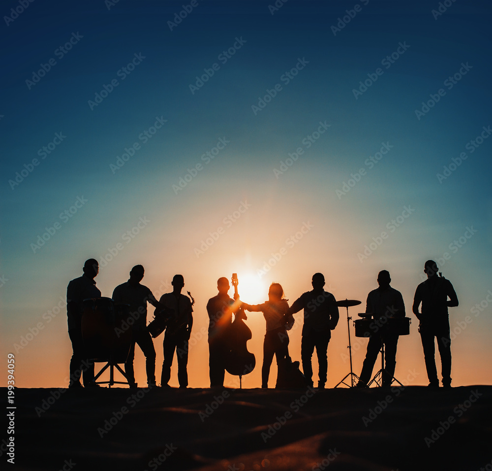 Fototapeta premium Grupo de música en la playa al atardecer