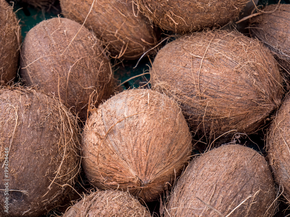 Kokosnusse auf dem Wochenmarkt Kokosnusse auf dem Wochenmarkt