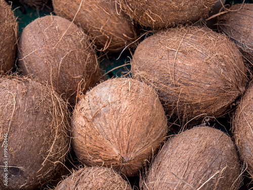 Kokosnusse auf dem Wochenmarkt