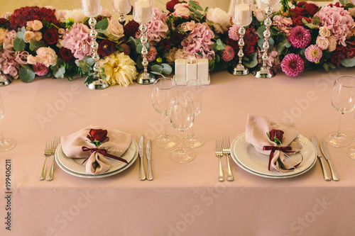  transparent landing cards for guests on a plate with a rose