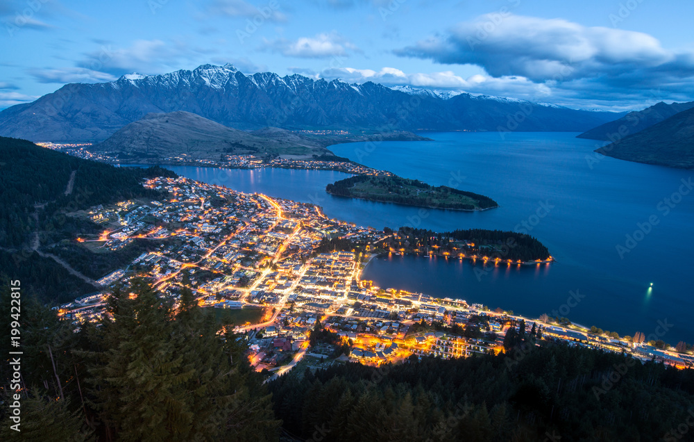 Obraz premium The spectacular view of Queenstown one of the most beautiful town in South Island of New Zealand view from the top of Queenstown skyline on Bob's peak at dusk.