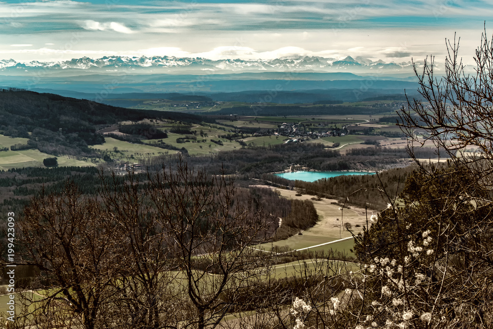 Blick vom Hohenhewen auf das Hegau Gebirge und die Alpen im Hintergrund