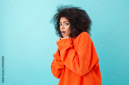 Foto Colorful image closeup of scared woman in red shirt posing on camera and pressin