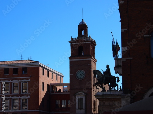 ferrara, Monumento equestre in bronzo a Niccolò III, marchese della corte estense del Quattrocento photo