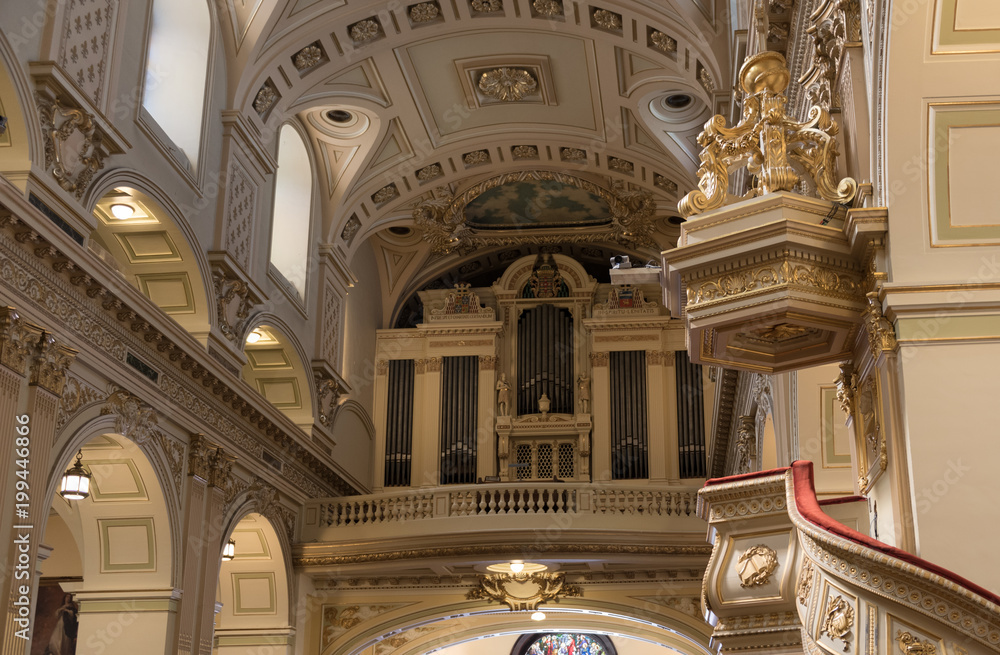 Blick auf Altar und Orgel der Kathedralbasilika Notre-Dame de Québec, Kanada
