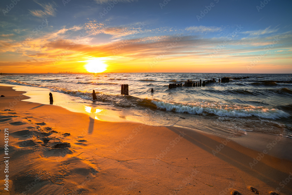 Fototapeta Zachód słońca ovet na plaży nad Morzem Bałtyckim w Polsce