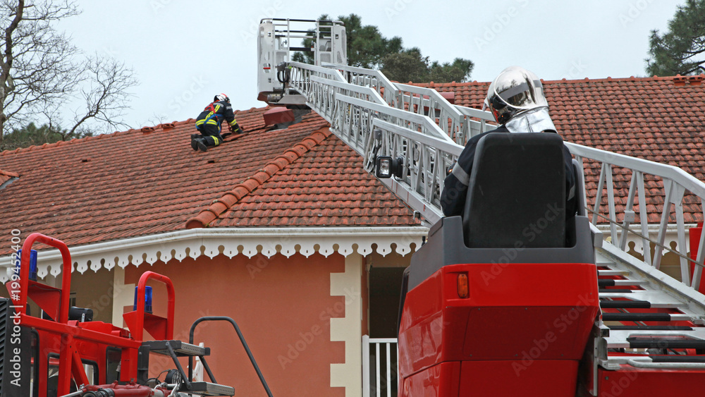 Fototapeta premium Pompier sur une toiture