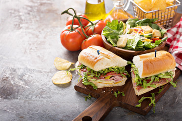 Sierkussen Snackbar Italiaanse sub sandwich met chips  © fahrwasser