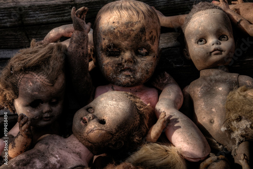 Fotografia Creepy Broken Old Dolls