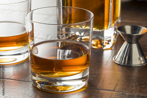 Cuadro en lienzo Delicious Bourbon Whiskey Neat