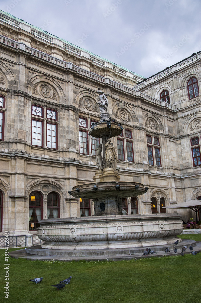 Obraz premium Fountain in front of the The Vienna State Opera House, Austria