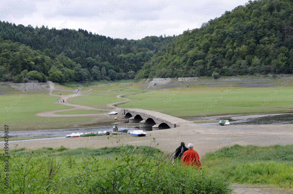 Obraz premium edersee bei niedrigwasser an der aseler brücke