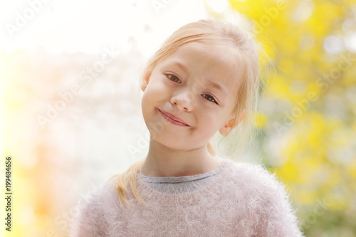 Fotografía douce fillette blonde dans jardin au printemps