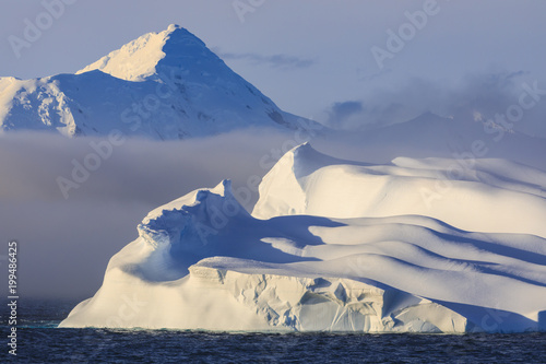 Tableau sur toile Huge non-tabular iceberg, mountains, evening light and mist, Bransfield Strait,