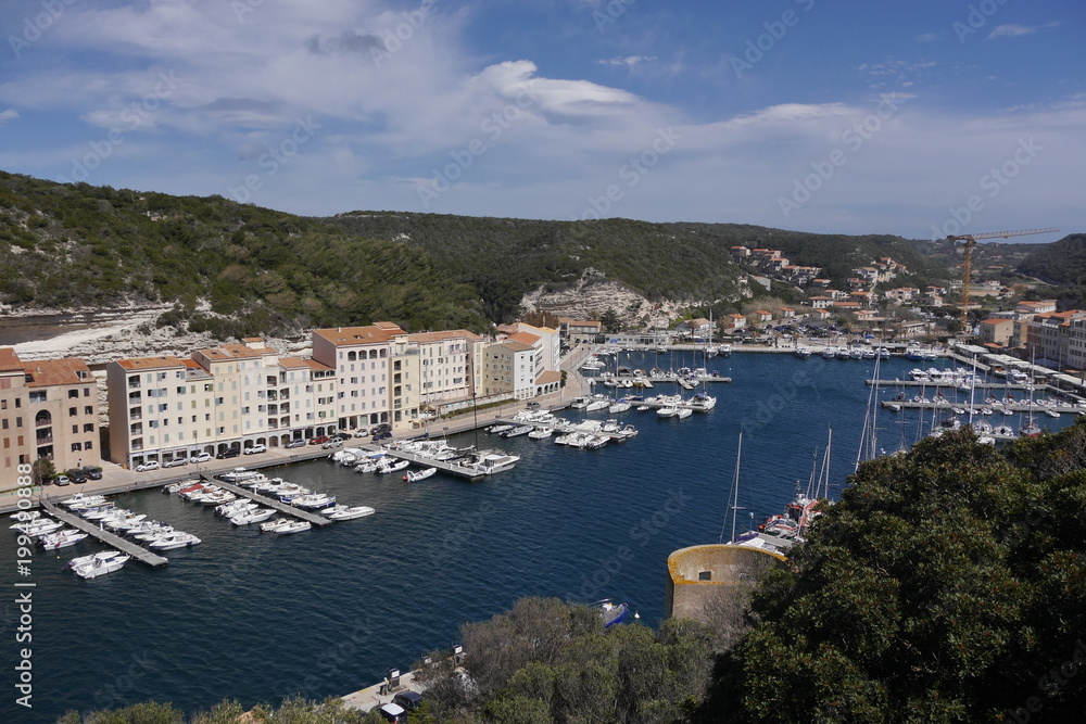 Hafenstadt Bonifacio auf Kalksteinfelsen, im Süden von Korsika
