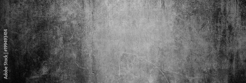 Textur einer dunklen, alten Betonwand als Hintergrund, auf die nur etwas Licht fällt © Evelyn Kobben
