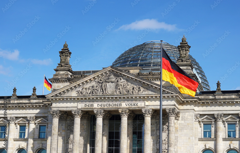 Obraz premium Niemiecka flaga Waving Bundestag Berlin Niemcy