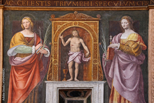 Cristo risorto tra le Sante Apollonia e Lucia. Affresco di Bernardino Luini; chiesa di San Maurizio, Milano
