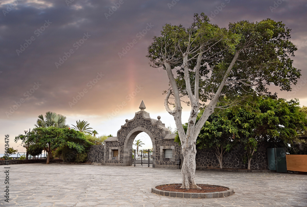 Obraz premium Old gate near Auditorio de Tenerife and Parque Maritimo Cesar Manrique - Santa Cruz de Tenerife