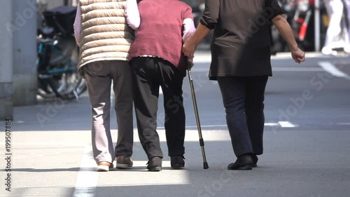 お年寄り　介護　助け合い　スーパースロー　