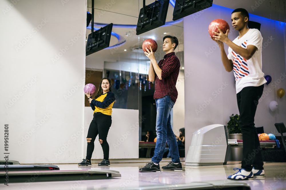 Obraz premium Friends playing bowling together