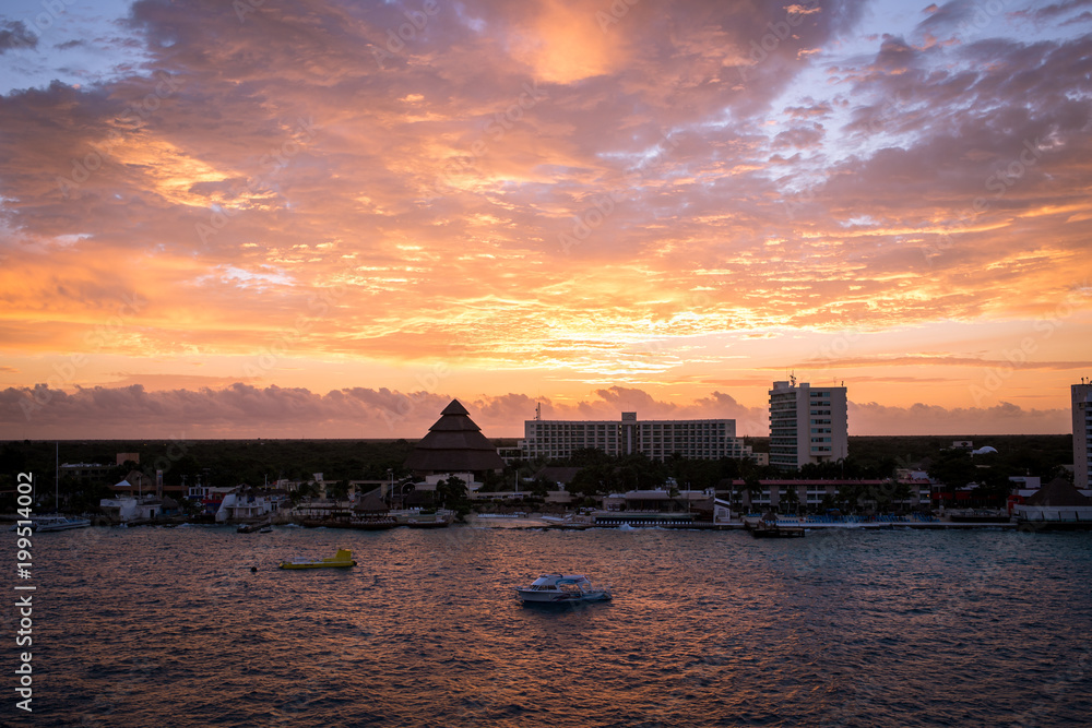 Fototapeta premium Beautiful sunrise in Cozumel, Mexico