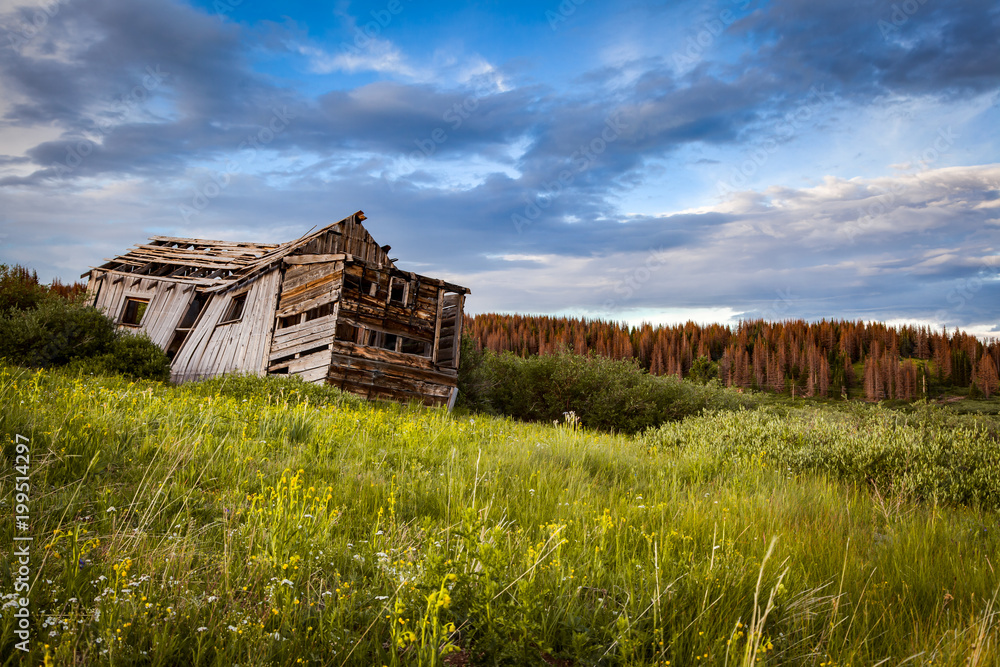 Obraz premium Abandoned Building in Colorado Rocky Mountains 