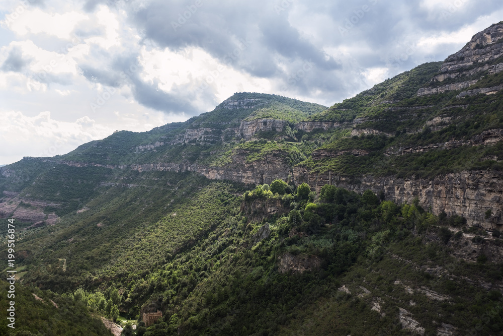 Foto de unas montañas y un gran valle tipo mundo perdido