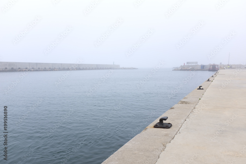 Puerto con muro de piedras y para amarrar barcos entrada al puerto de barcelona