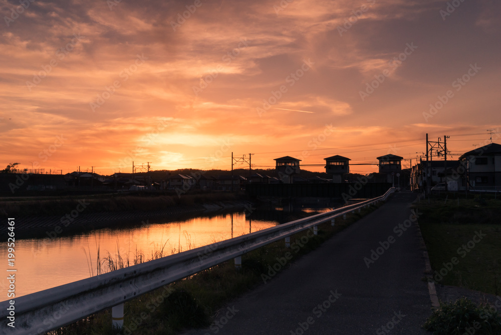 夕焼けに染まる河川敷