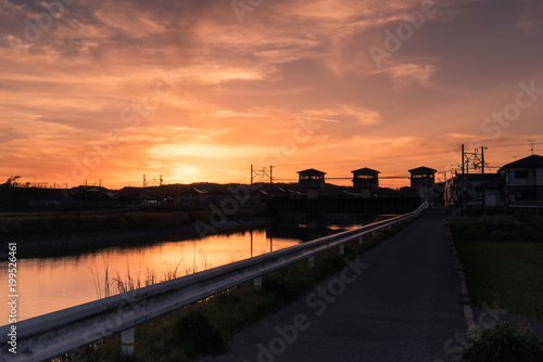 夕焼けに染まる河川敷 © Tasaki FP